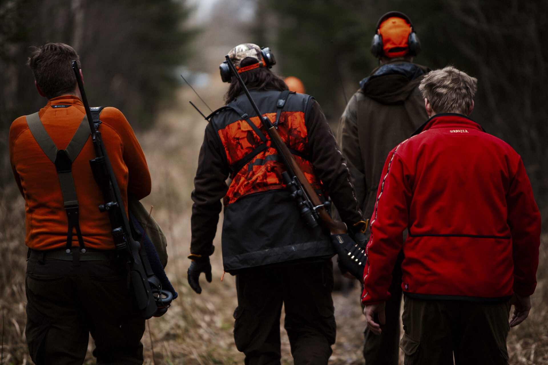 Jägare på väg ut till pass
